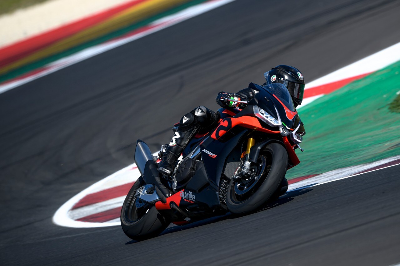 Aprilia Pro Experience: in pista con i campioni 
